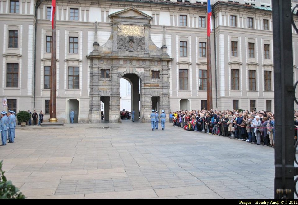 Prague - la releve de la garde du Chateau 027